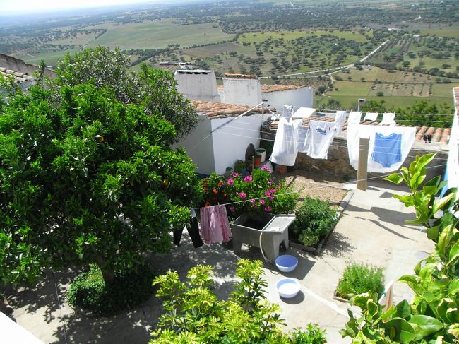 庭ではおかあさんが洗濯物を干している。<br />その向こうには、アレンテージョの平野。<br /><br />ここで生活している人がいるんだよなぁ〜<br />としみじみ実感。