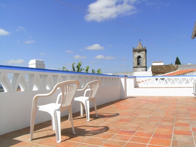 バルコニーで酔いしれてると、<br />おかあさんが椅子をもう１脚もってきてくれた。<br />