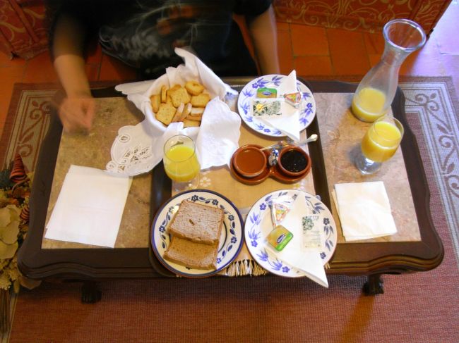 翌朝８：００のバスに乗るので、<br />朝食の時間には間に合わないと言うと、<br />前夜のうちに用意して部屋へ運んでくれた。<br /><br />おかあさんの作ったシフォンケーキは、<br />本当にすばらしくおいしかった(^^)<br /><br />１泊だけなんて、とてももったいないホテル。<br />今度来るときは、気の済むまでここに滞在したい。