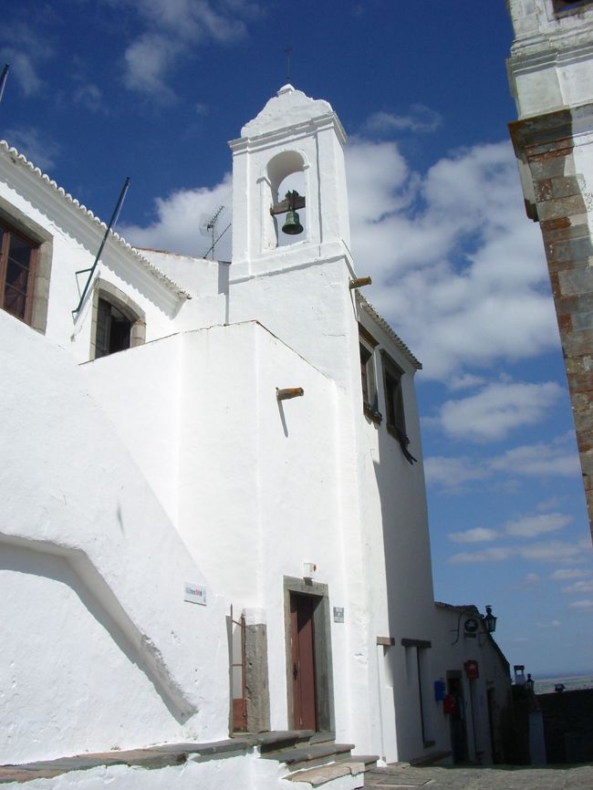 小さな村なのに、教会が３つもある。<br />その中の一つ。<br /><br />