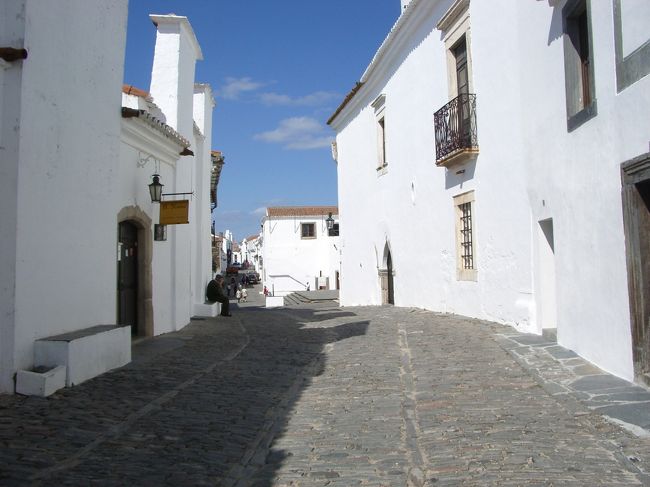 メインストリート。<br />白壁が印象的だった。<br />