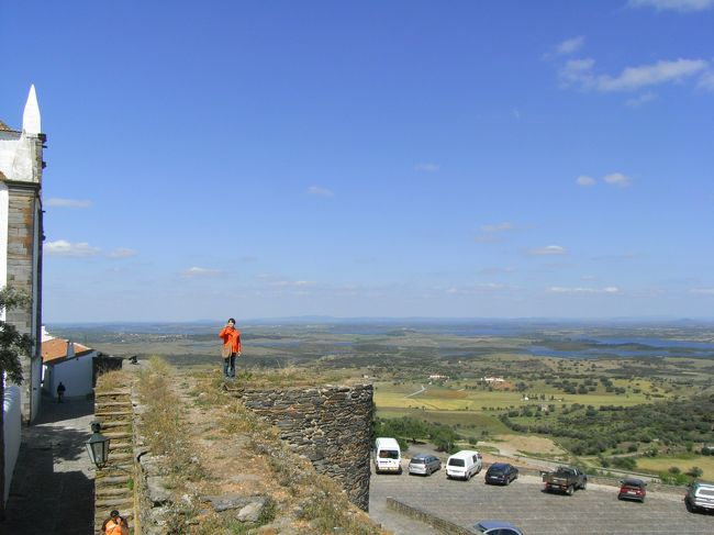 城壁上に上ってみる。<br />東側の城壁外には、駐車場やバス停がある。<br />