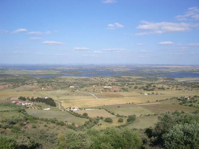 東側の眺め。<br />湖（ダム湖）の奥の方に見えるのはスペイン。<br />