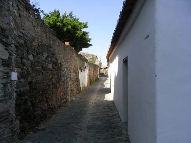 東側の城壁脇の道。<br />