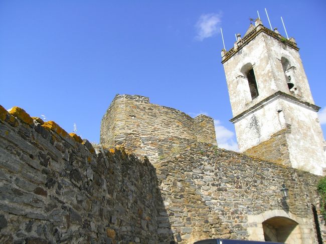 村の正面入り口にある城門と鐘の塔。<br />この城門の上からの眺めが、<br />最高にｇｏｏｄ！