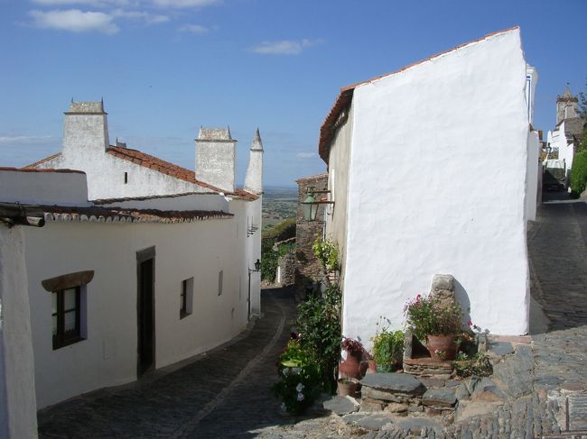 地形をそのまま利用して建つ家々。