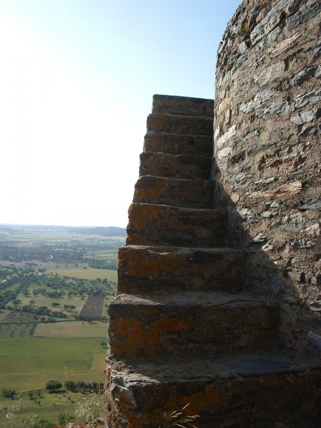 ただし、城門の上に行くには、この狭い階段を上らなければならない。<br />視覚的に、ものすご〜く高い所にいる感じがして、<br />四つんばいにならないと上れなかった(--;)