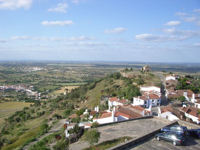 城壁の外にも、数件の家々が建っていた。