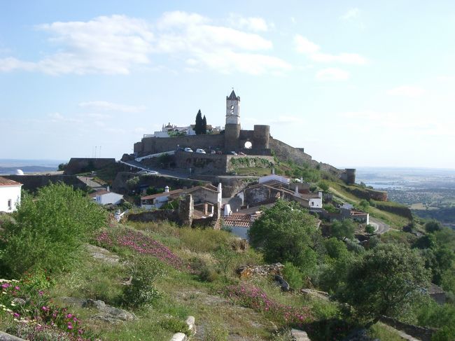 城壁の外からみたモンサラーシュ。