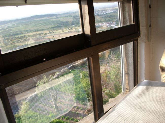 運よく窓際ゲット。<br />でも、なんだか建物が傾いている。<br />日本だったら、絶対地震で崩れ落ちてるよ。。。