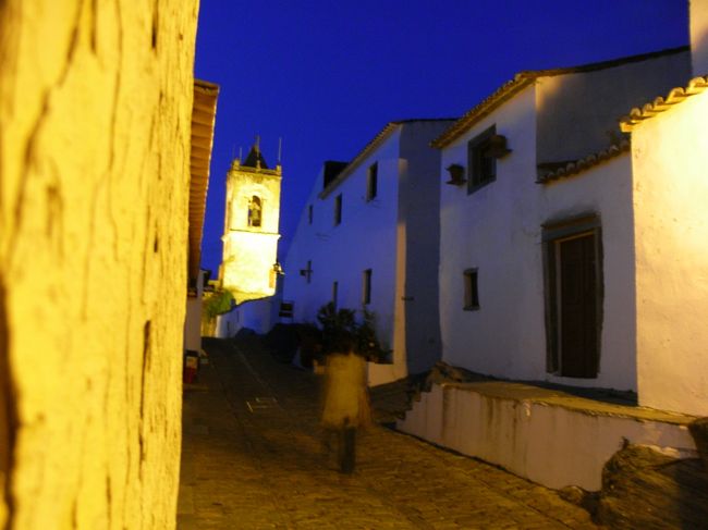 食後、夜の街を散歩。<br />白壁と電灯と濃紺の空の色のコントラストが美しい。<br />そして、とても静か。