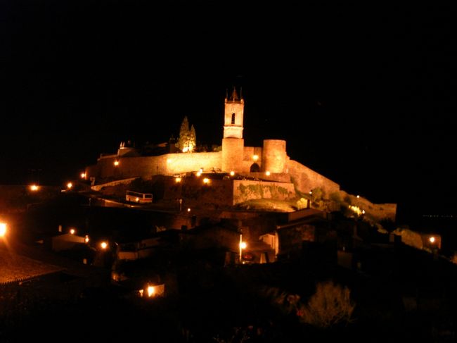 城外から、ライトアップされたモンサラーシュ