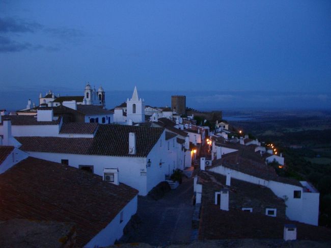 夜明け前のモンサラーシュ。<br /><br />部屋は西向きなので、日の出を見ようと城門の上へやってきた。