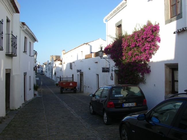 村に朝日が差し込んできた。<br />朝食を食べ宿を後にすることに。<br /><br />精算は昨晩済ませておいたので、<br />鍵を所定の場所に戻し、勝手に出て行っていいということだった。<br />みんなを起こさないように、そぉーっと宿を後にする。