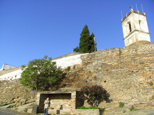 バス停。<br />８時発のバス。<br />日の出をジャマした雲はどこにいってしまったの？<br />と思うほど快晴。