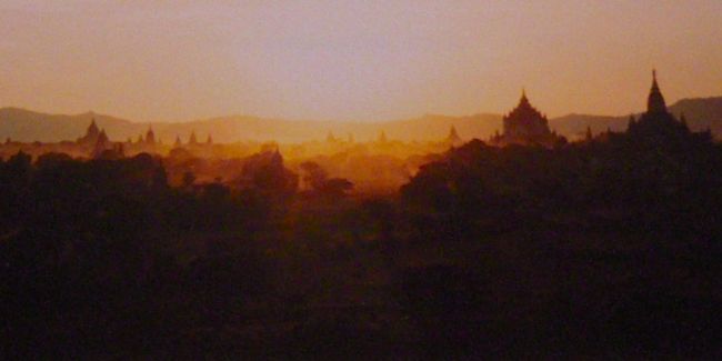 夕暮れのバガン<br /><br />20世紀最後の日没