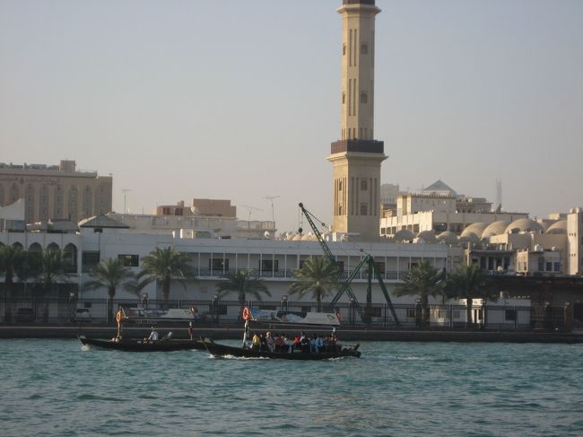 運河をボートで渡る.