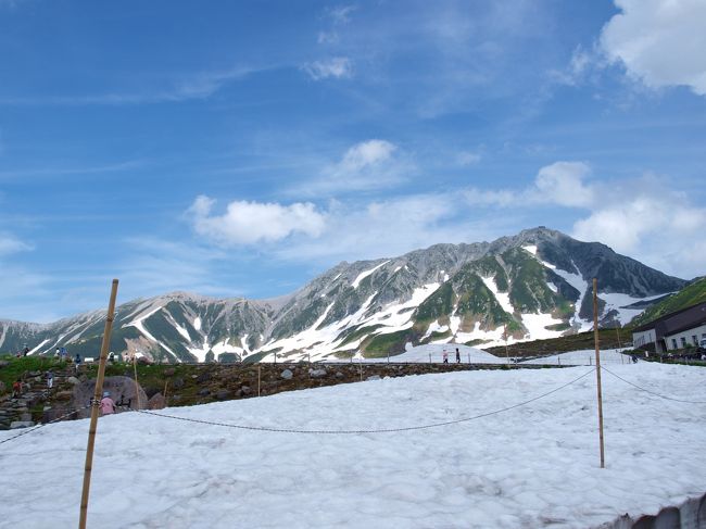 今日のゴールとなる室堂到着です。<br />扇沢で往復チケットを購入する際に、今日は混んでいるため日帰りだと大観峰までが限界かもしれないと言われていたのですが、何とか間にあいました。