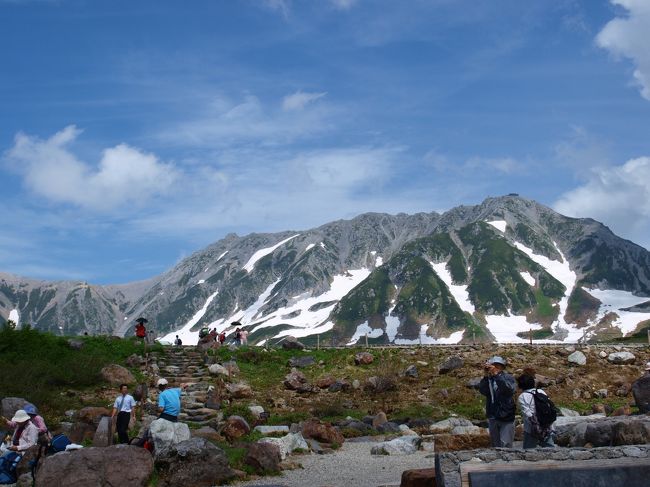 山の緑と雪と青空のコンビネーションですばらしい色合いでした。