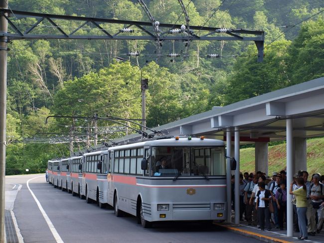 扇沢に到着。<br />混雑していることもあり各乗り物で臨時便が出ていたため非常にスムーズでした。松本発20時ちょうどの列車を予約したため、少しはやめですが松本へ行き街の散策です。