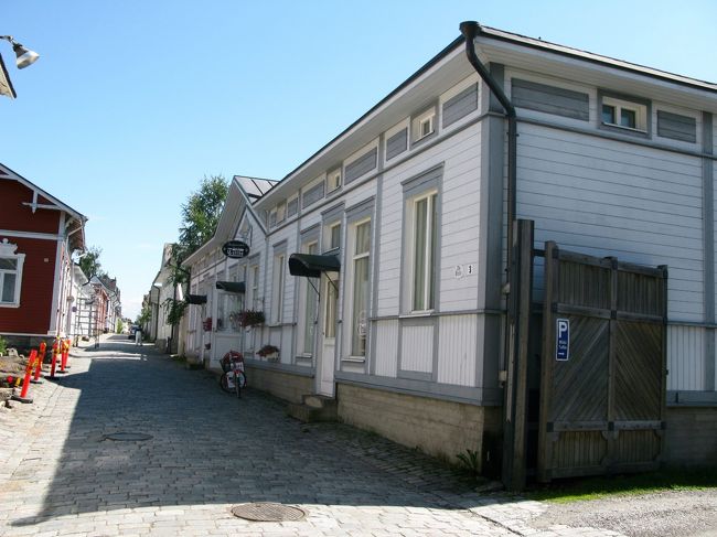 もう1時30分, 腹減った！<br />市内の入り口まで戻り手ごろなレストランを探す．Wara Tallboというレストランが雰囲気も良さそうで手ごろそうで入った．