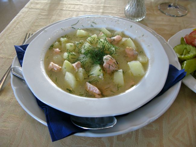 Launas（昼食）　Lohikeitto（鮭のスープ）にサラダ取り放題，コーヒー，パン付きで7.8ユーロ．これは安かった！