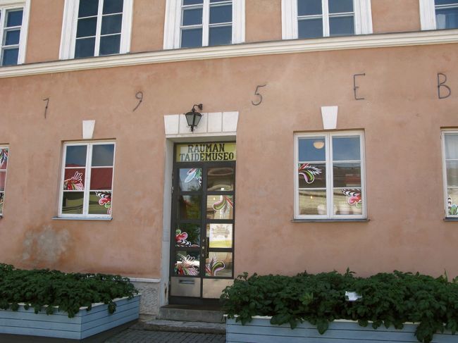 ラウマ美術館があるが今回はパス．1795年の町で最古の石造りの家と．