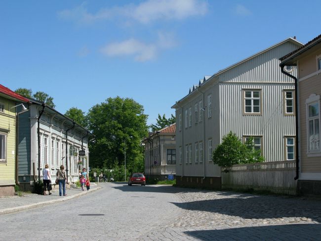 広場のベンチで一休み，太陽が照って気持ちがいい．