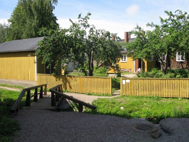 最後の博物館，Kirstiに，堀のむこうにあるしゃれた黄色い家．18世紀の船乗りの家，中流の家と．