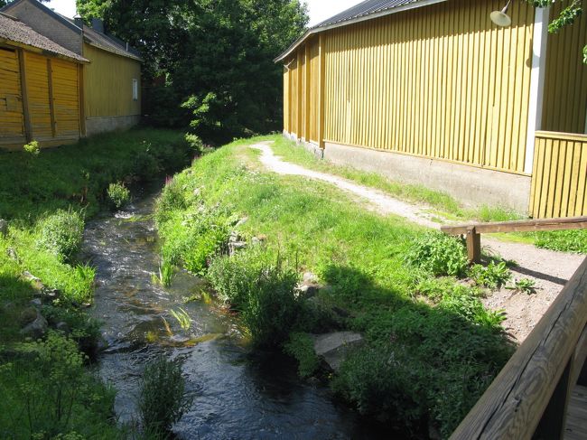 堀の小川をわたる．