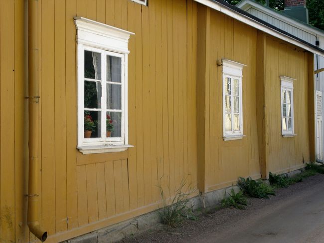 裏口から出ると，通りに面する方は普通の家，中庭側はとてもしゃれていた．