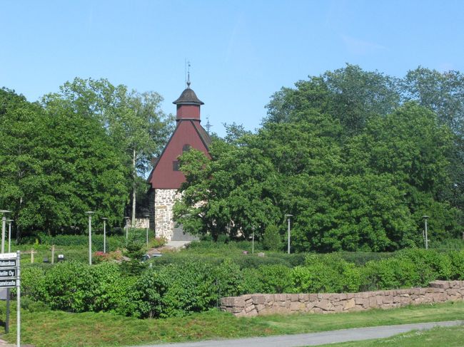 フィンランドらしい風景を見ながら，もうすぐTurku<br />1700着，Turku郊外の教会．<br />1900に友人と会う予定だ．