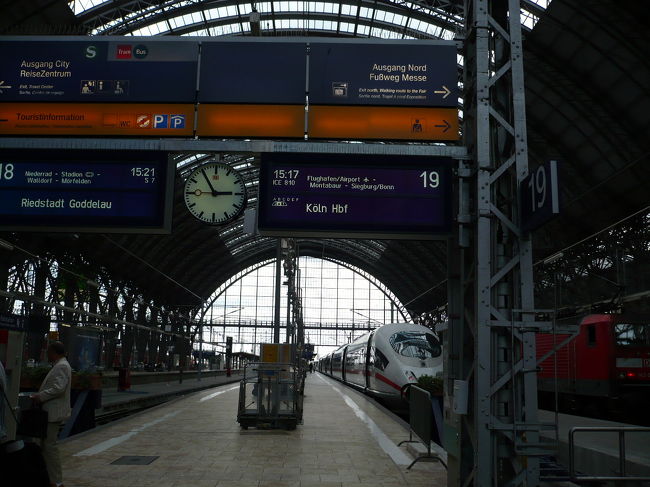ホテルチェックインに２時間ほどかかり<br />予定していたKoln行きが大変遅くなったが<br />とにかく出かけよう！<br />駅に向かい行きあたりバッタリ<br />何でも良いからKoln行き電車に乗り込む事とした