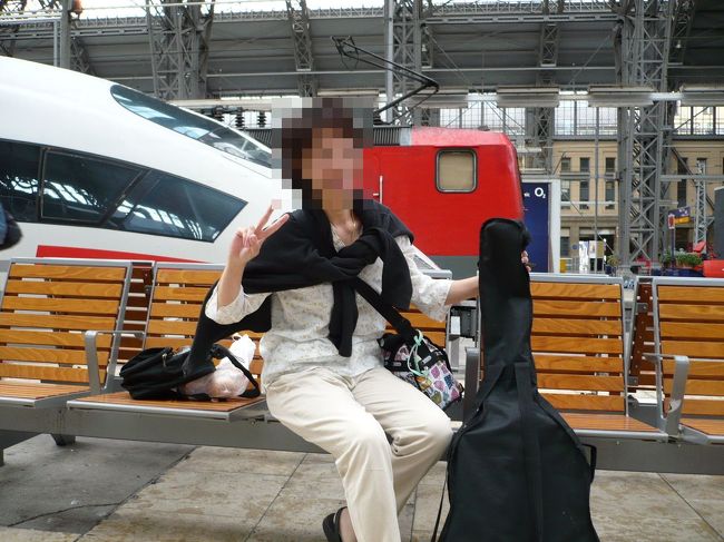 電車あるじゃーん！ラッキー！<br />とホームを歩いていたところ<br />ギタリストと思える方が自分の写真を撮っていた<br />常々私も皆様方にお世話になっているので<br />撮ってあげましょうか？と声をかけたら<br />すっごく喜んでくれて何枚かポーズを変えて<br />写真を撮ってあげました<br />私も便乗して撮ってもらいました<br />その際、彼のギターも一緒にとおちゃめさんでした<br />