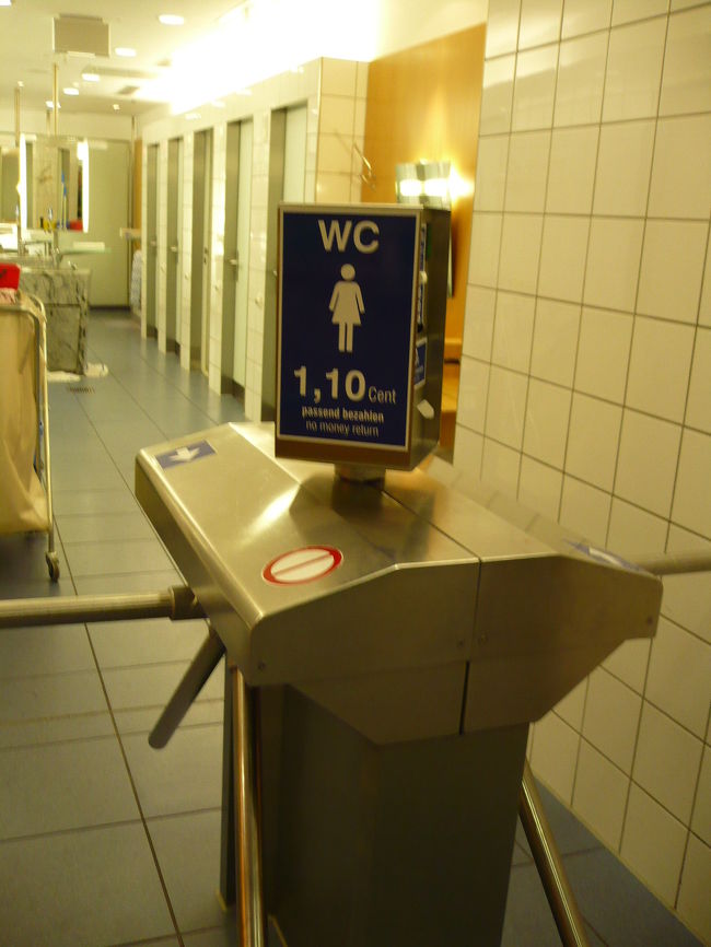 電車が寒くてトイレにいきたくなりました<br />Koln駅は活気に満ちています<br />デパ地下の様相でした<br />トイレが有料<br />致し方なく支払って使用しました<br />トイレは絶対車内が一番を痛感<br />電車の出発を待っていたら<br />この電車に乗らないご夫人がトイレだけ使いに乗車してきた風景を何度か見た