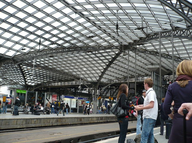 ホームはどんどん人であふれてくる<br />電車がやっと来た<br />でもこれってフランクフルト行くの？<br />電車の行き先がアムスとバーゼル？<br />初めてのドイツでまったくわからない<br />地図もトーマスクックも持って出なかったし<br />乗務員に聞いても英語じゃないから<br />何言ってるかわからない<br />混乱して不安になってしまった<br />でも落ち着いていられたのは<br />この先ホテルで寝るだけ<br />結局３時間程度遅れてフランクフルト空港行きの<br />電車に乗ることができた<br />