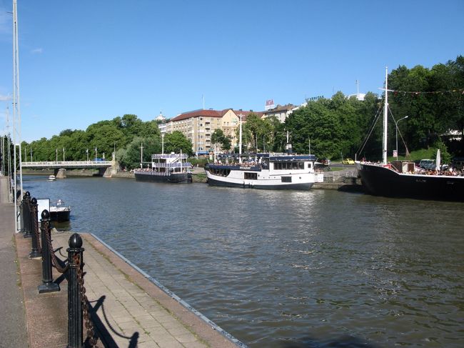 とりあえずホテルに荷物を置いて友人と会う時間までぶらりと散歩，スーパーで買い物．昨年9月以来のAura川．