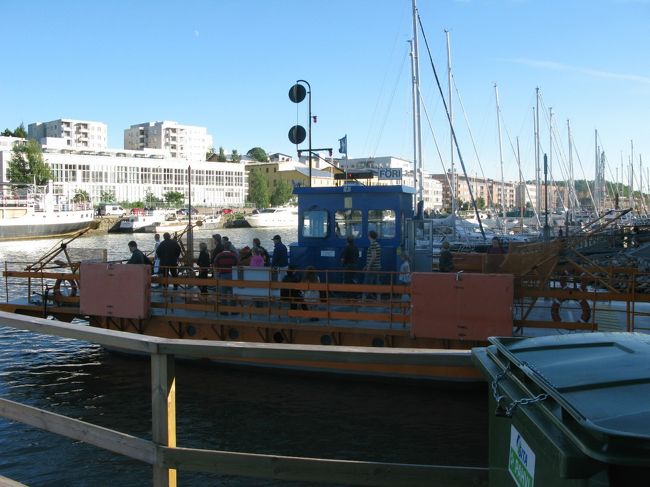 どうしてもTurku名物，Aura川を横切るfoｒi(無料の市営フェリー）に乗りたかった．（今まで乗っていない，橋のない海に近いところなので少し歩かなければならない）今までこのような渡し船をLauttaとフィンランド語で言うと思っていたが，それはもう少し大きい車数台以上を運べるフェリー船みたいなもので，こういう小さいのはlossiというと教えてもらった．これはフォりと呼ばれている，