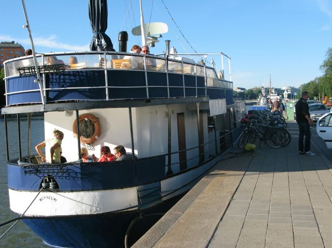 船をかたどったレストランが多い