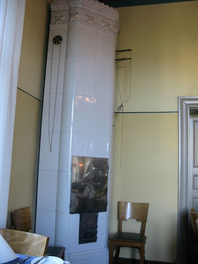 やはり陶器製の暖炉