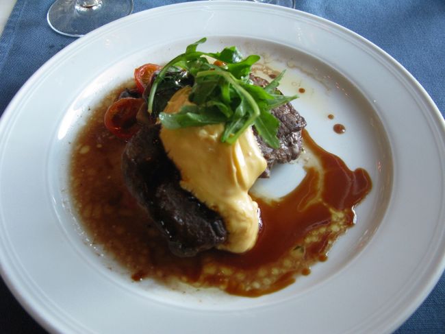 私はステーキ，少々肉が堅かった．まあまあの味，いいワインをたくさん飲んだ．