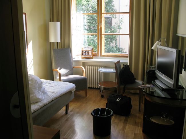 ホテルはScandic Plazaが安かった13700円だったので泊まった．部屋はまあまあ，朝食のレストランは工事中，ディスポの食器で食べた．シャワーのみ．