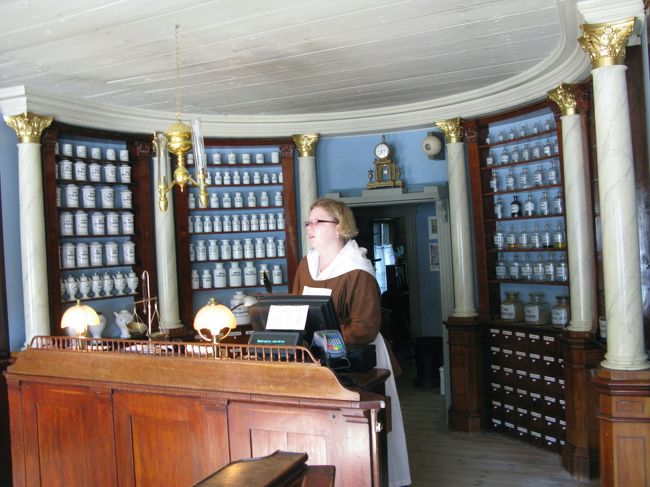 18世紀の薬局を模した店先，先日の内子の薬の博物館を思い出す．それよりは少し前の時代．