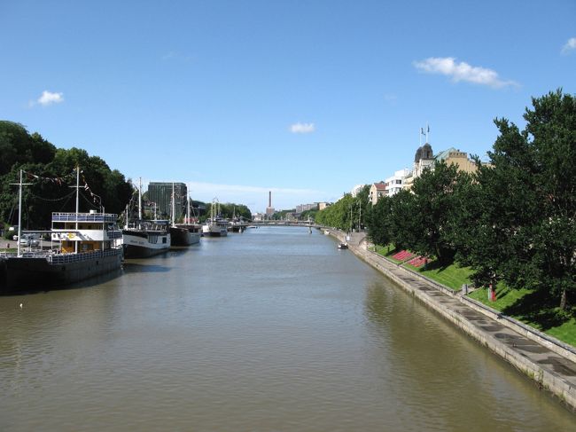 Kaskenkatuの橋を渡って，samppolinnanvuoriという名前がついた公園へ，その向こうに手工芸博物館がある．