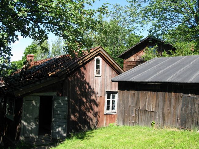 19世紀の木造の建物の中で，当時の仕事場を再現，時計屋，陶器職人，楽器（バイオリン）職人など面白い．