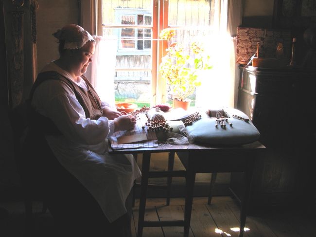 ボビンレースの実演<br />針の置き場と手順難しそう．ラヌア村の友人の母が上手だ．