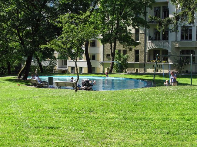 帰りの講演，小さな池があり子供たちがみず浴びを楽しんでいた