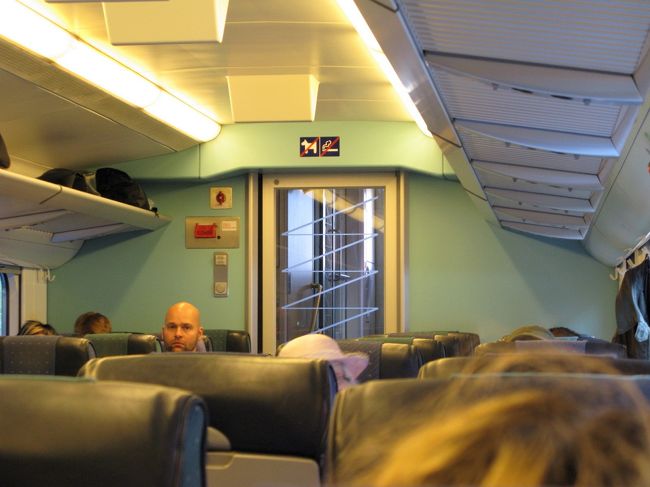 車内はペンドリーノに比べると旧い感じ，昔の新幹線のように半分は後ろ向き