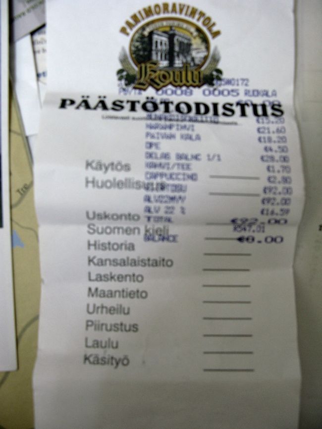 これがレシート，しめて92ユーロ，少々散財．学校の科目が印刷してある<br />上より<br />態度<br />注意深さ<br />宗教<br />国語<br />歴史<br />国民能力？公民<br />計算<br />地理<br />体育<br />美術<br />音楽<br />手芸の順<br />ところでKansalaistaitoって，国民，公民の技能，能力っていうことだから日本では「公民」という科目になるのだと思う
