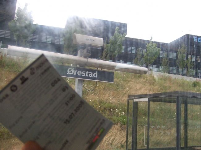 オーストリア・ウィーンを経由して、<br />デンマーク・カストラップ空港に到着。<br />現地時間19時40分、日本時間2時40分。<br />サマータイムで-7時間。<br />時計は調整せずに、このまま旅を続けた。<br /><br />10,000円を空港にて両替。<br />手数料（30DKK）を引かれて 395.41DKK なり。<br />1DKK＝23.5円。<br /><br />自動券売機で切符購入を試みるも<br />デンマーク語が分からず、<br />結局カウンターのおばちゃんから購入。30DKK。